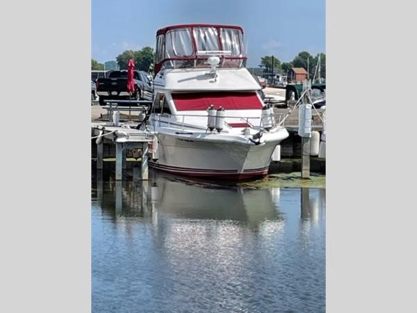 Slide: The Image of 1989 Sea Ray 300 Sedan Bridge docked at a marina. - 1
