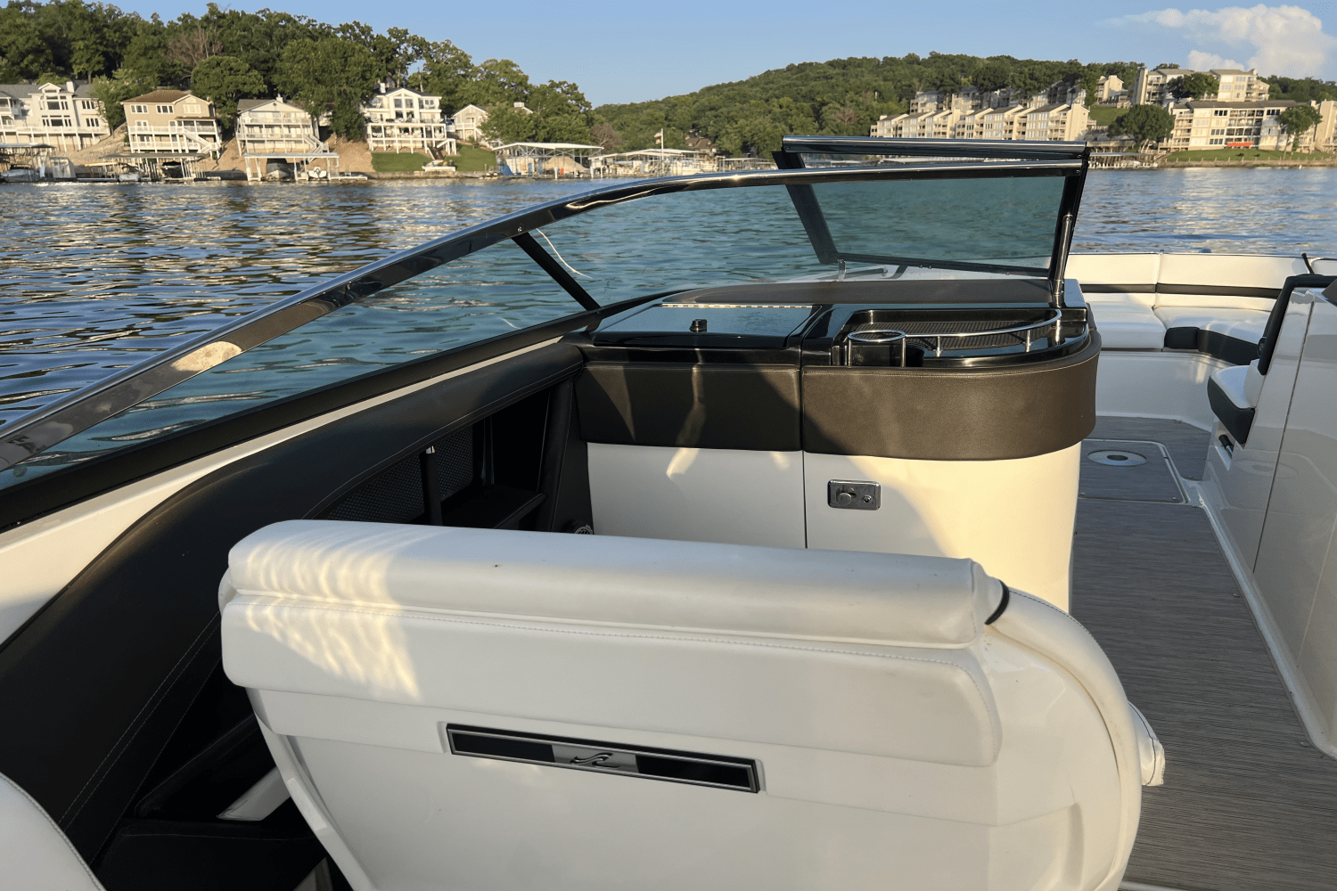 Slide: The Image of Sea Ray 310 SLX 2018 - 10