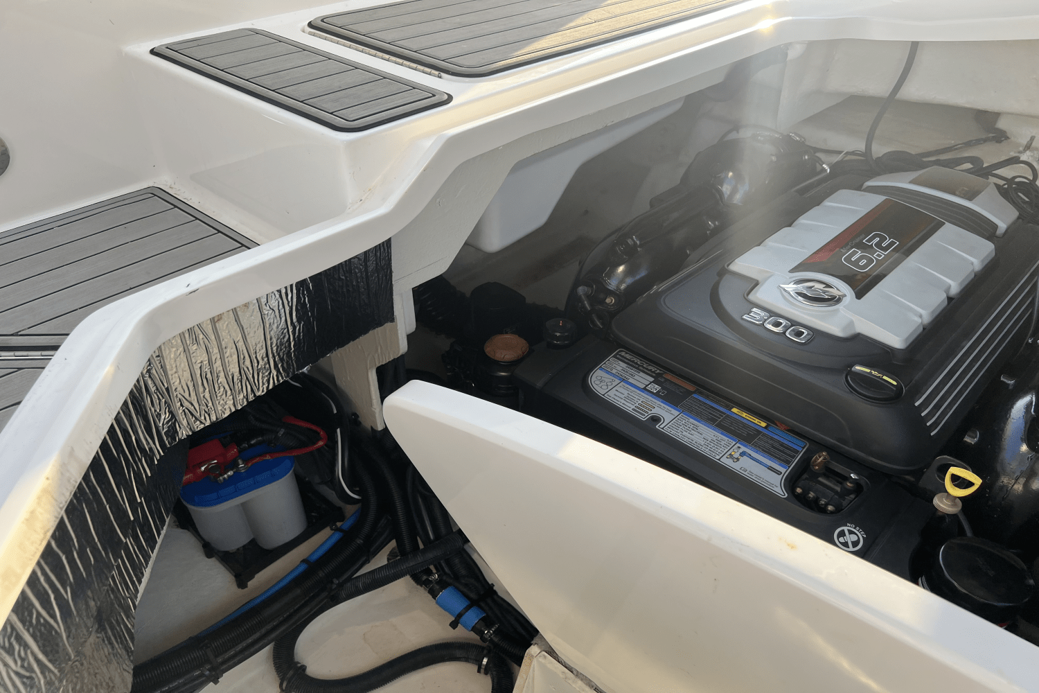 Slide: The Image of Sea Ray 310 SLX 2018 - 18