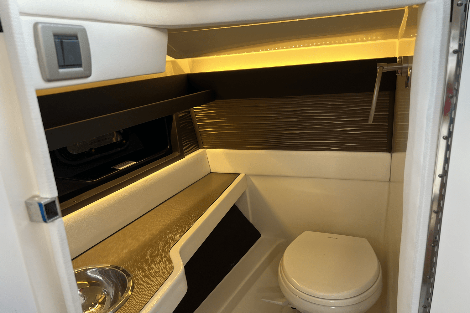 Slide: The Image of Sea Ray 310 SLX 2018 - 36