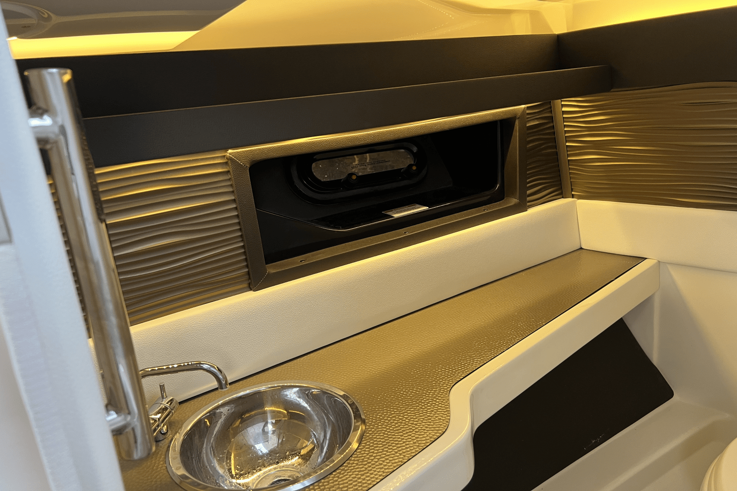 Slide: The Image of Sea Ray 310 SLX 2018 - 37