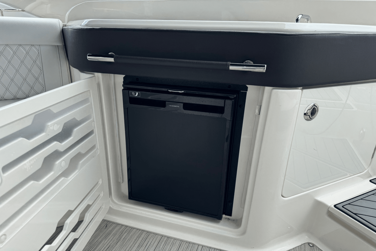 Slide: The Image of Sea Ray 310 SLX 2019 - 19