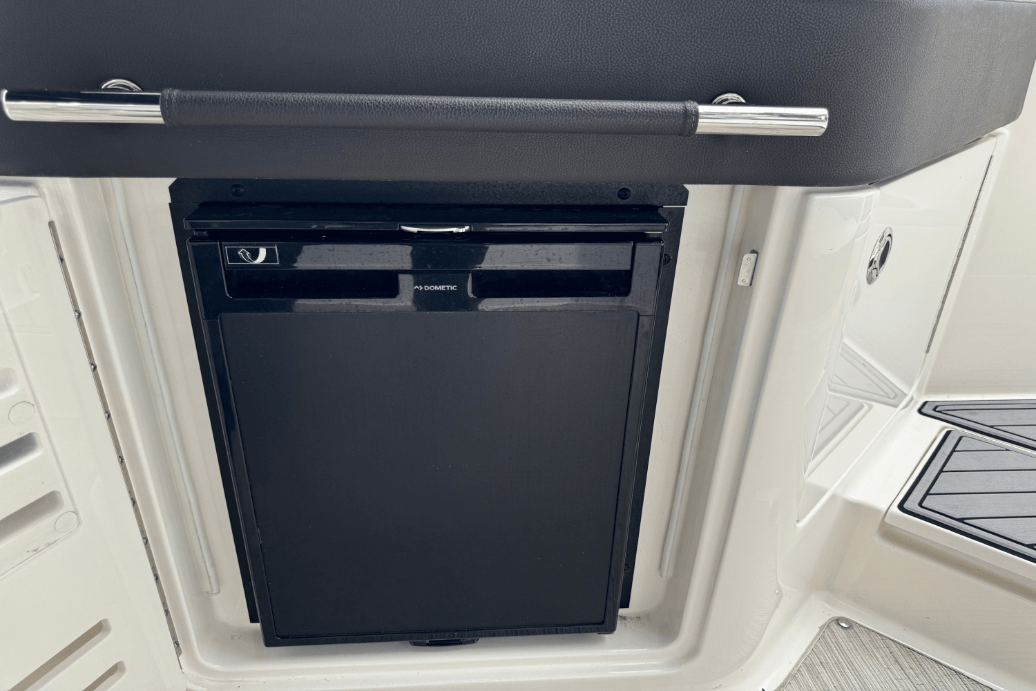 Slide: The Image of Sea Ray 310 SLX 2019 - 20