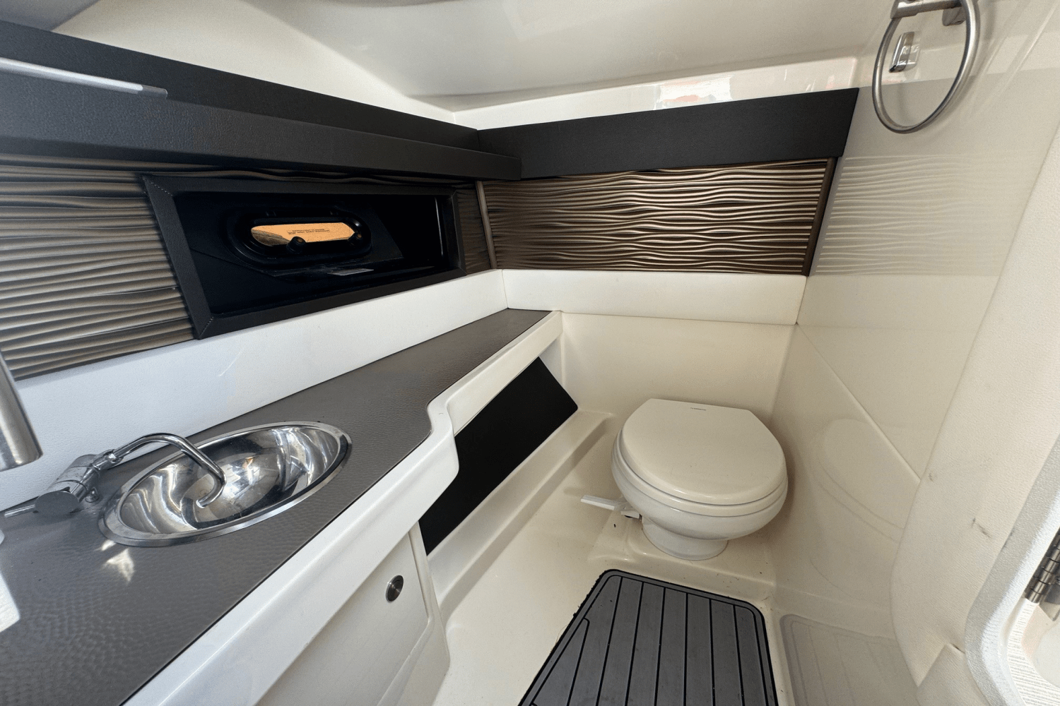 Slide: The Image of Sea Ray 310 SLX 2019 - 21