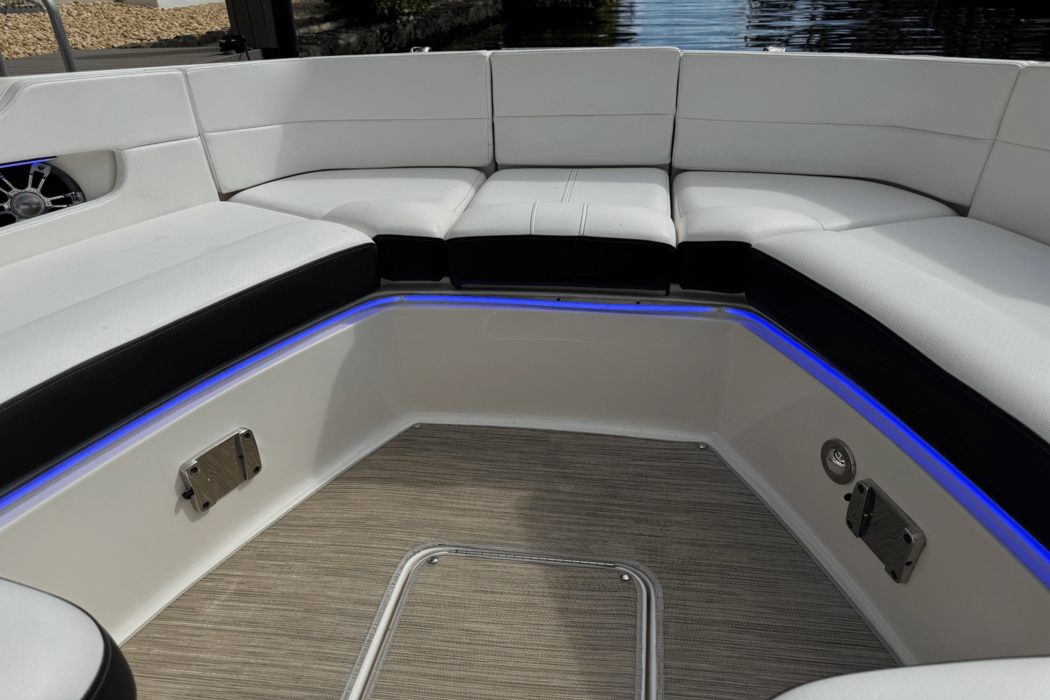 Slide: The Image of Sea Ray 310 SLX 2019 - 27