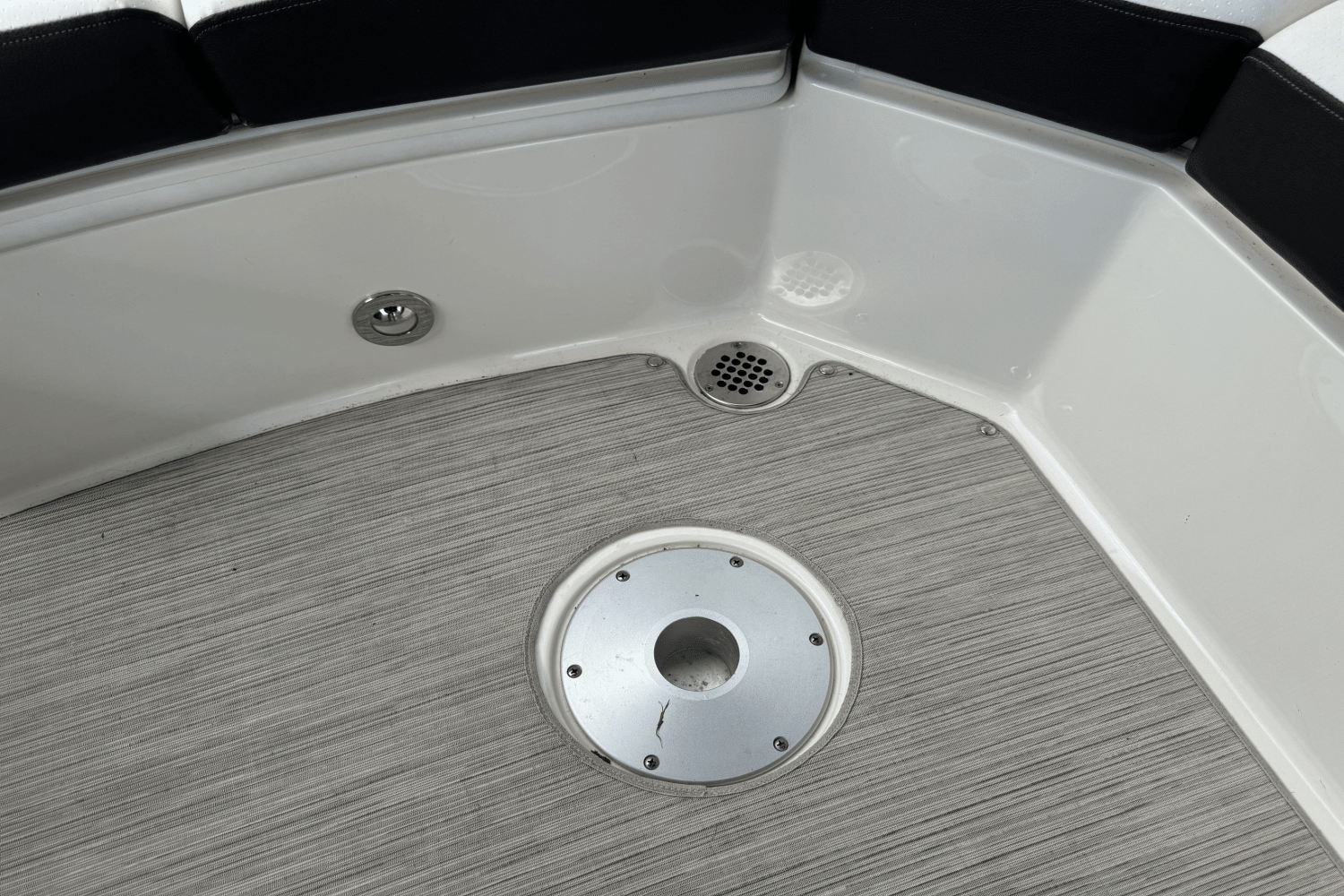 Slide: The Image of Sea Ray 310 SLX 2019 - 28