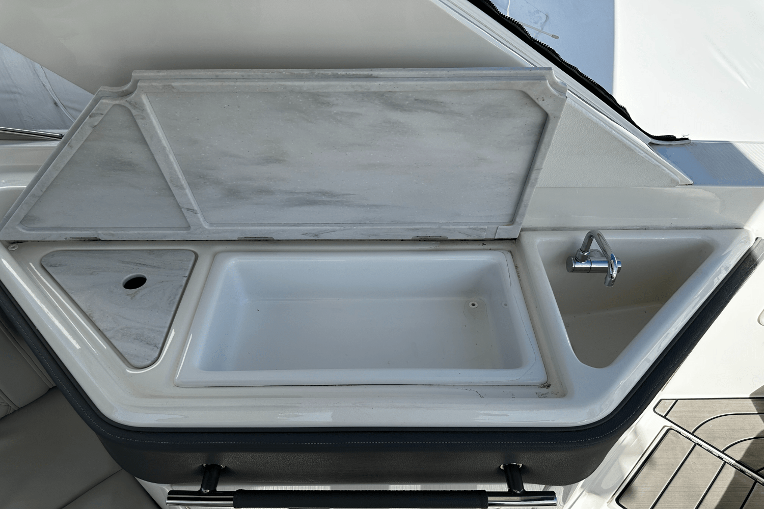 Slide: The Image of Sea Ray 310 SLX 2023 - 10