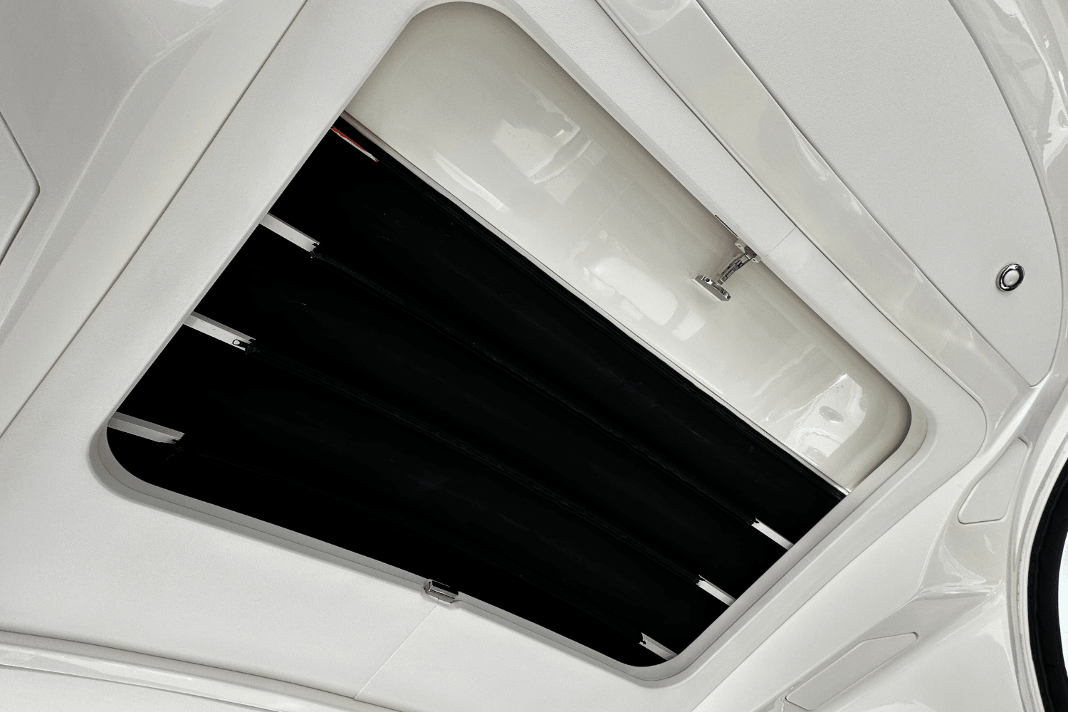 Slide: The Image of Sea Ray 310 SLX 2023 - 31