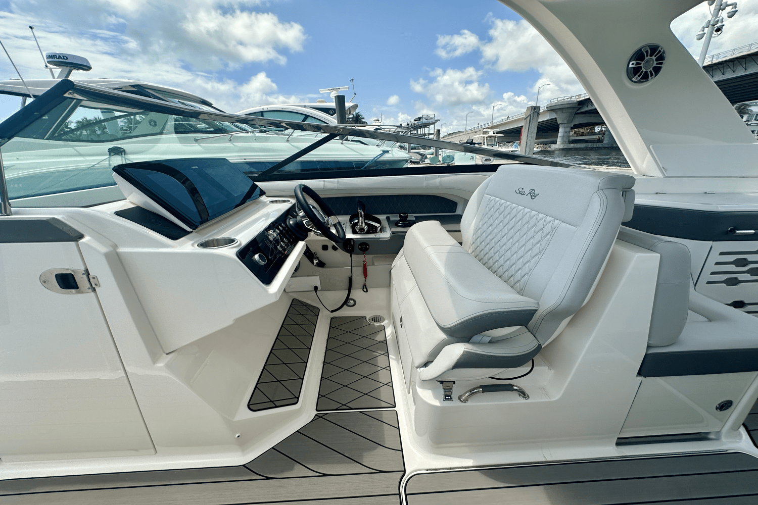 Slide: The Image of Sea Ray 310 SLX 2024 - 10