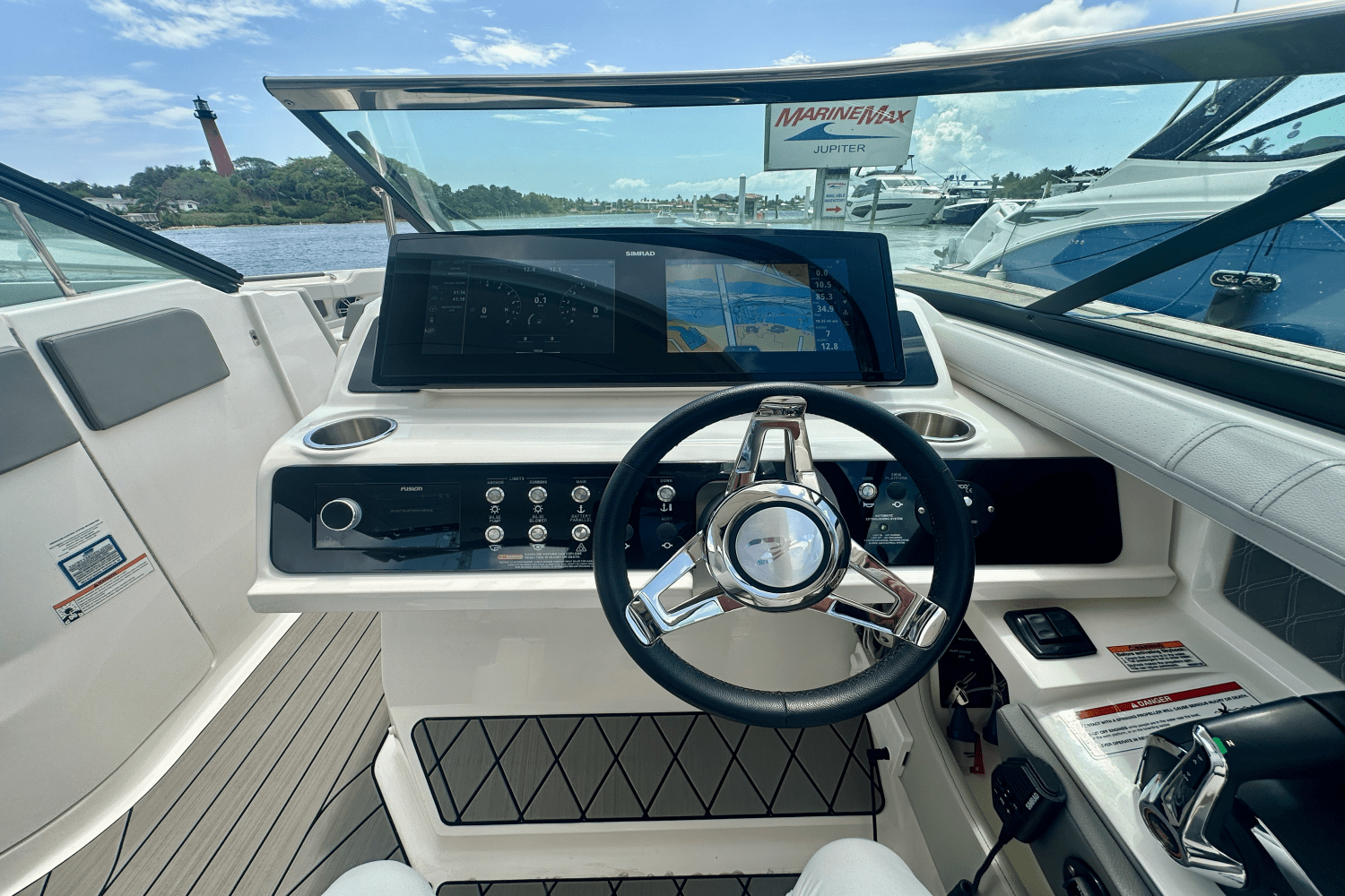 Slide: The Image of Sea Ray 310 SLX 2024 - 11