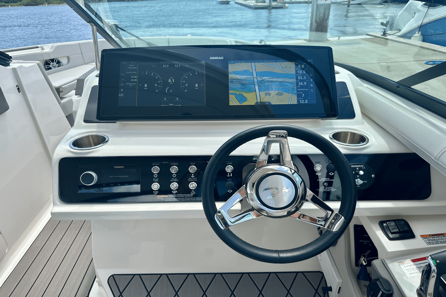 Slide: The Image of Sea Ray 310 SLX 2024 - 12