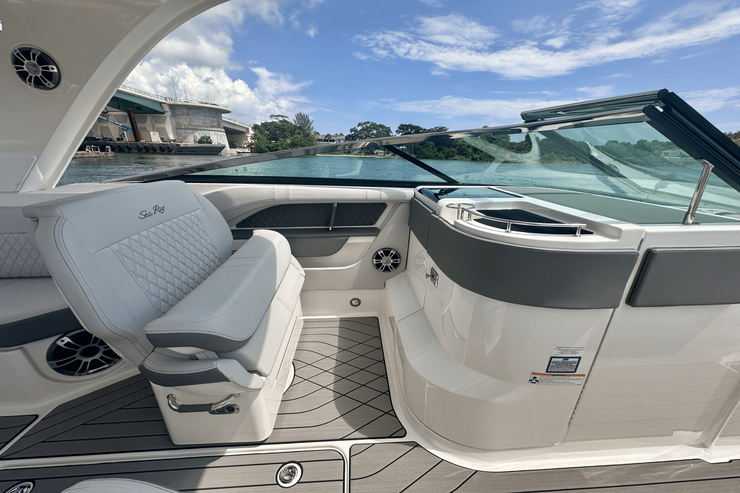 Slide: The Image of Sea Ray 310 SLX 2024 - 14