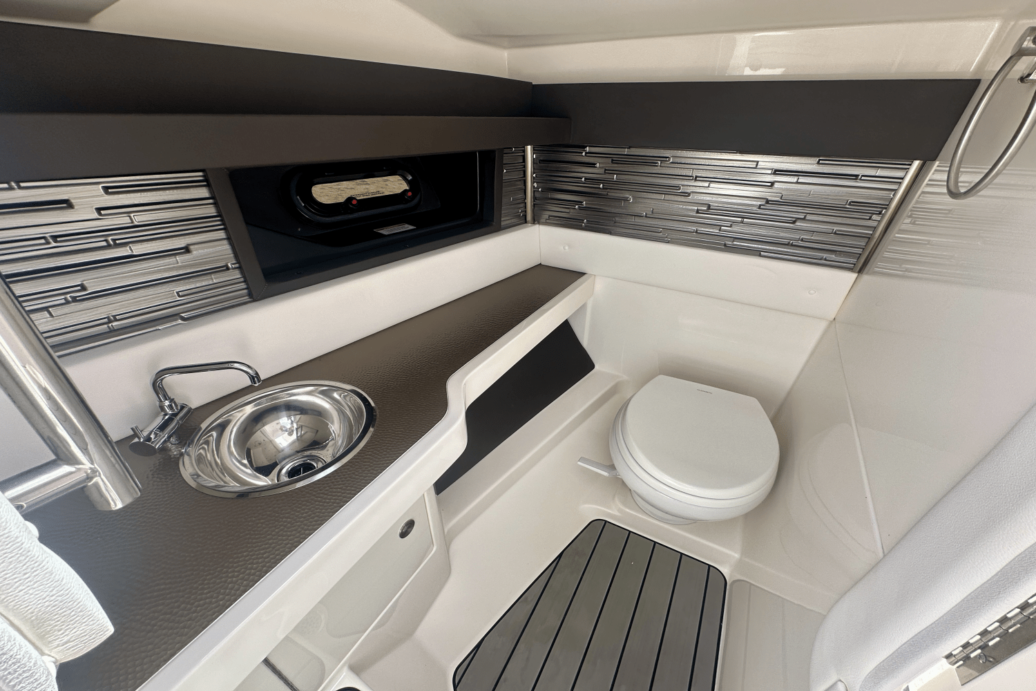 Slide: The Image of Sea Ray 310 SLX 2024 - 15