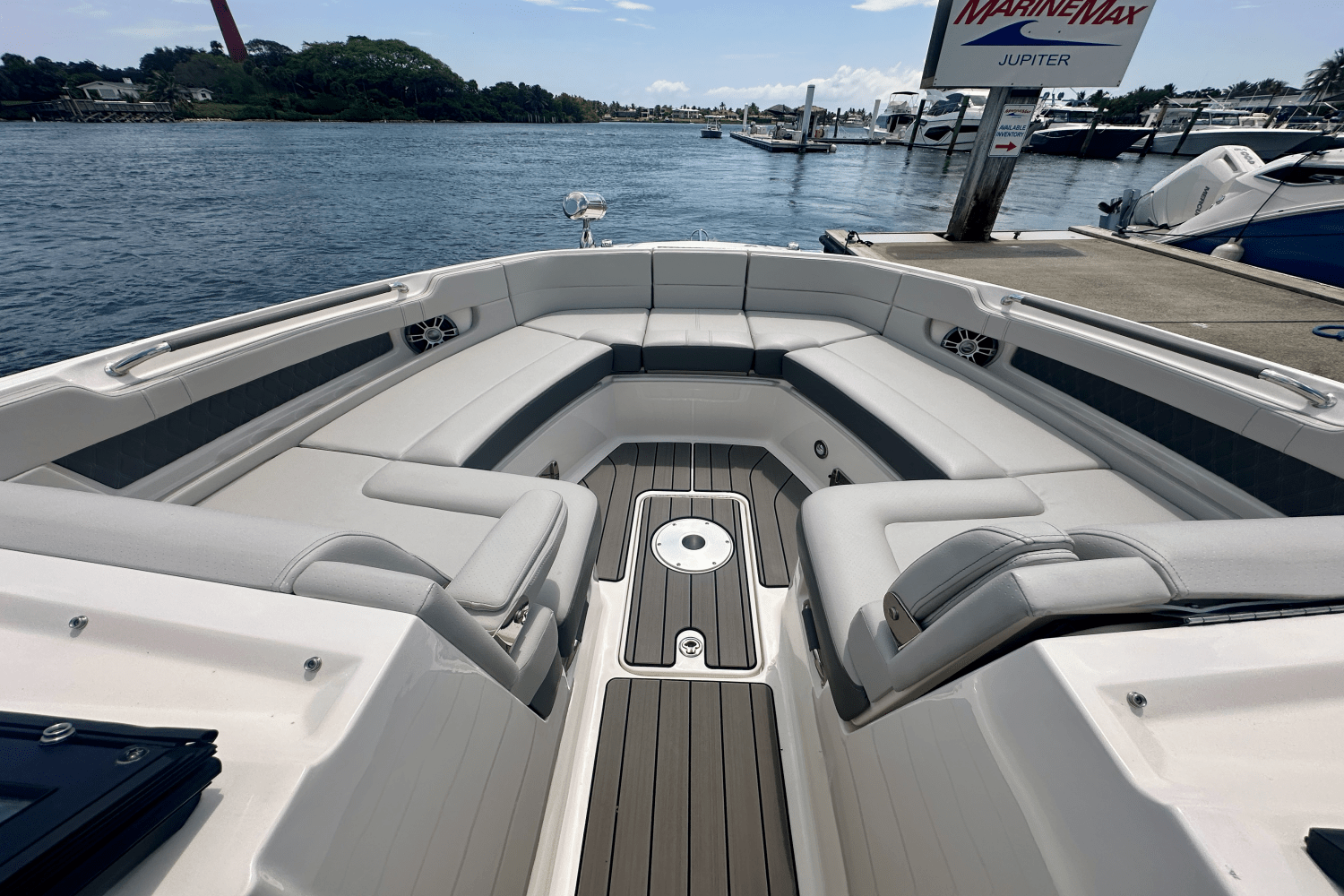 Slide: The Image of Sea Ray 310 SLX 2024 - 16