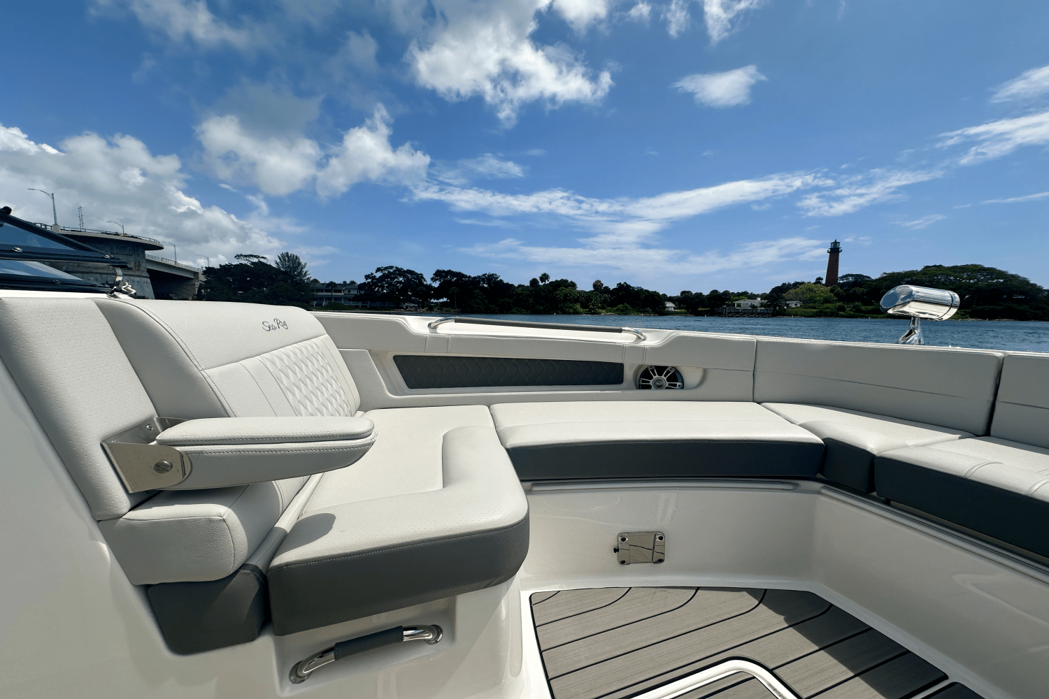 Slide: The Image of Sea Ray 310 SLX 2024 - 17