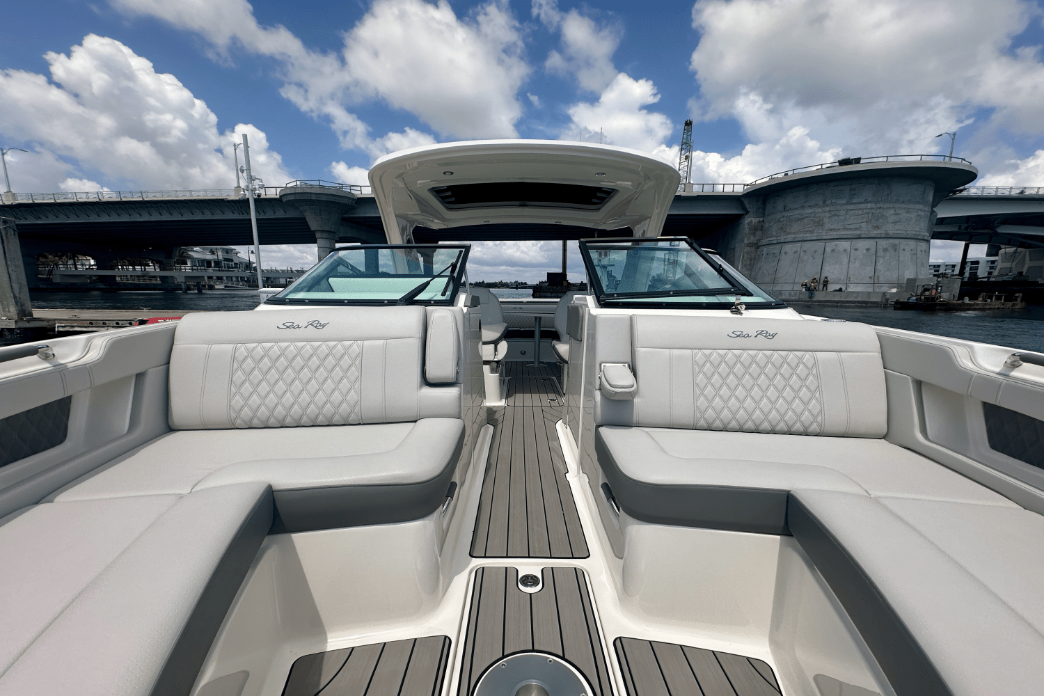 Slide: The Image of Sea Ray 310 SLX 2024 - 18