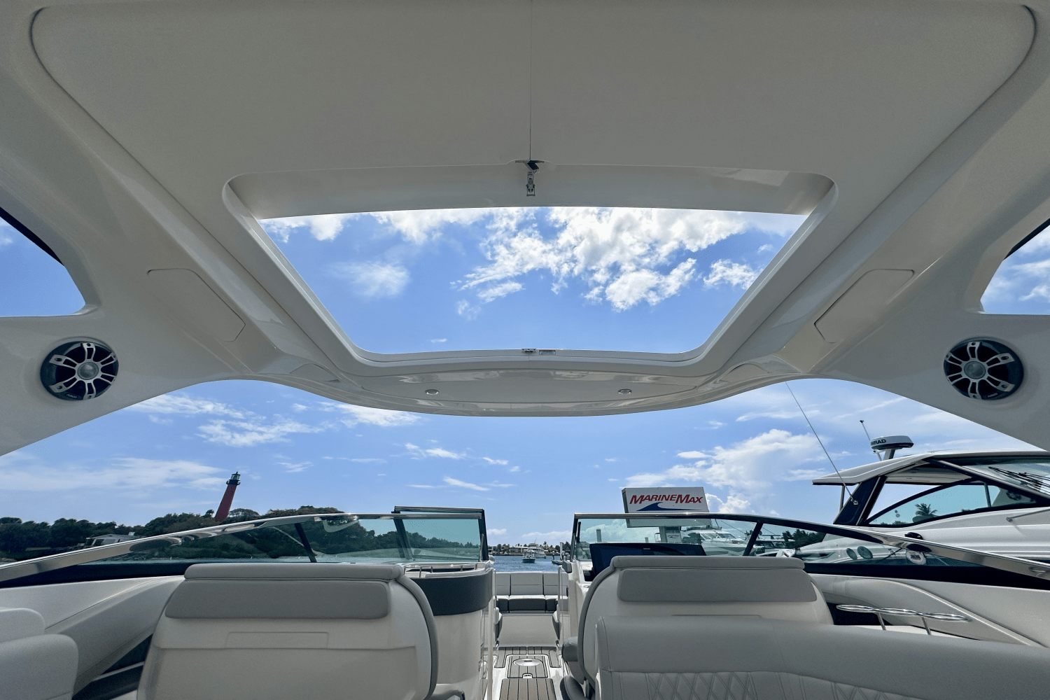 Slide: The Image of Sea Ray 310 SLX 2024 - 19