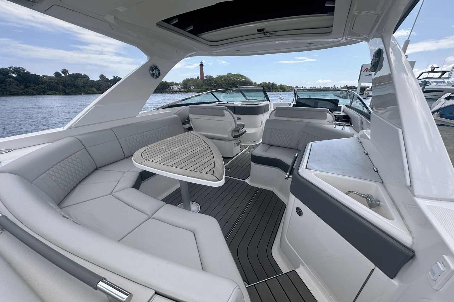 Slide: The Image of Sea Ray 310 SLX 2024 - 4