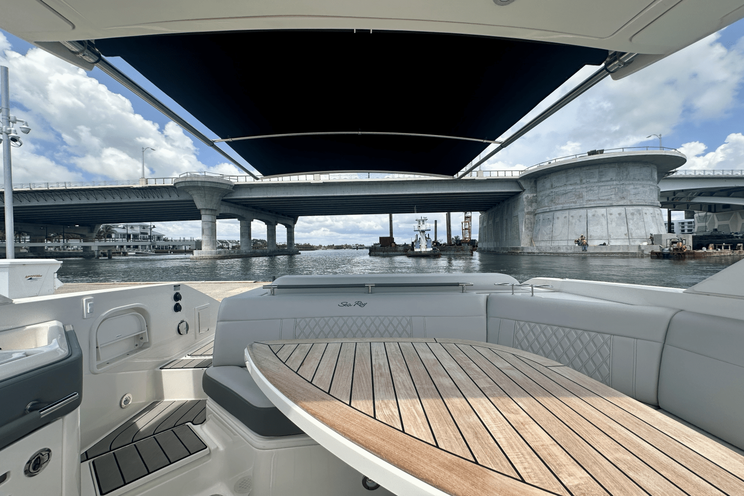 Slide: The Image of Sea Ray 310 SLX 2024 - 9