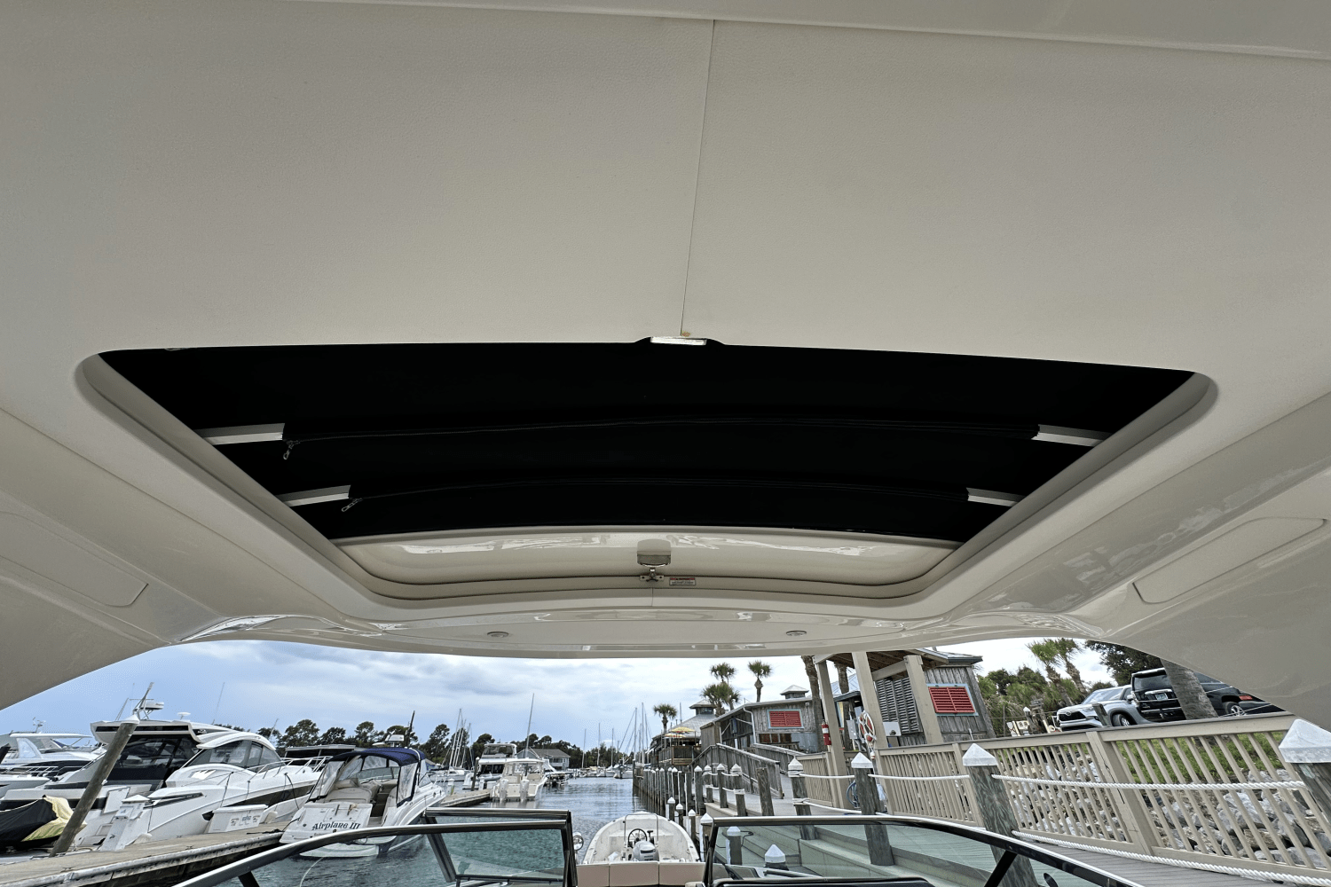 Slide: The Image of Sea Ray 310 SLX-OB 2018 - 18