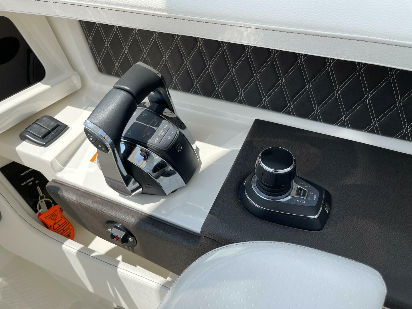Slide: The Image of Sea Ray 310 SLX OB 2019 - 12