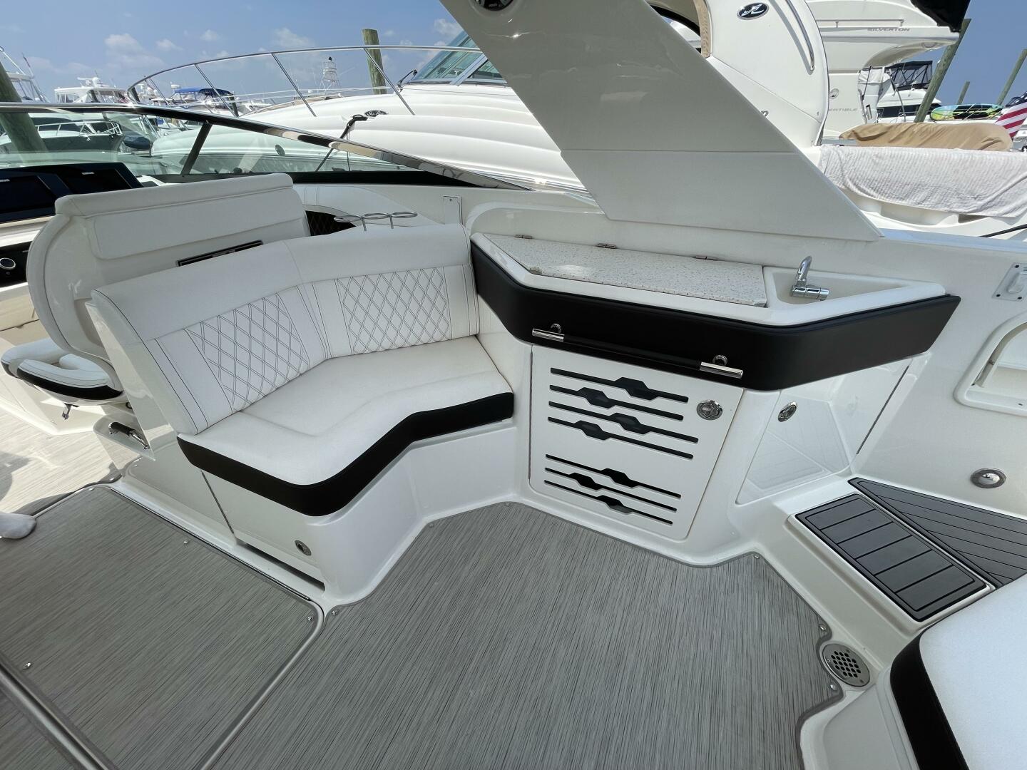 Slide: The Image of Sea Ray 310 SLX OB 2019 - 16