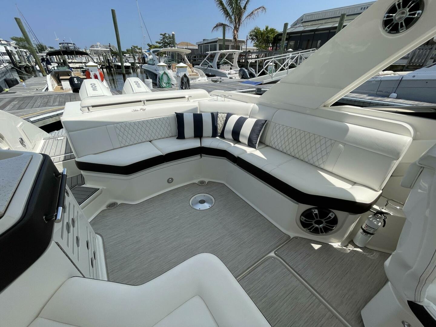 Slide: The Image of Sea Ray 310 SLX OB 2019 - 17