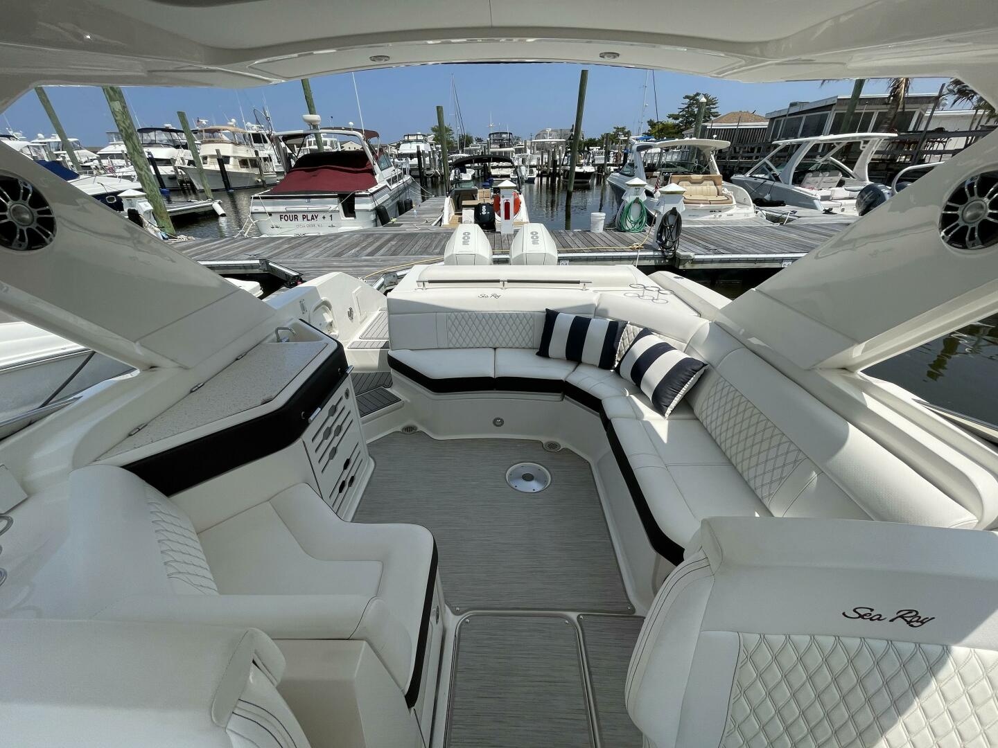 Slide: The Image of Sea Ray 310 SLX OB 2019 - 18