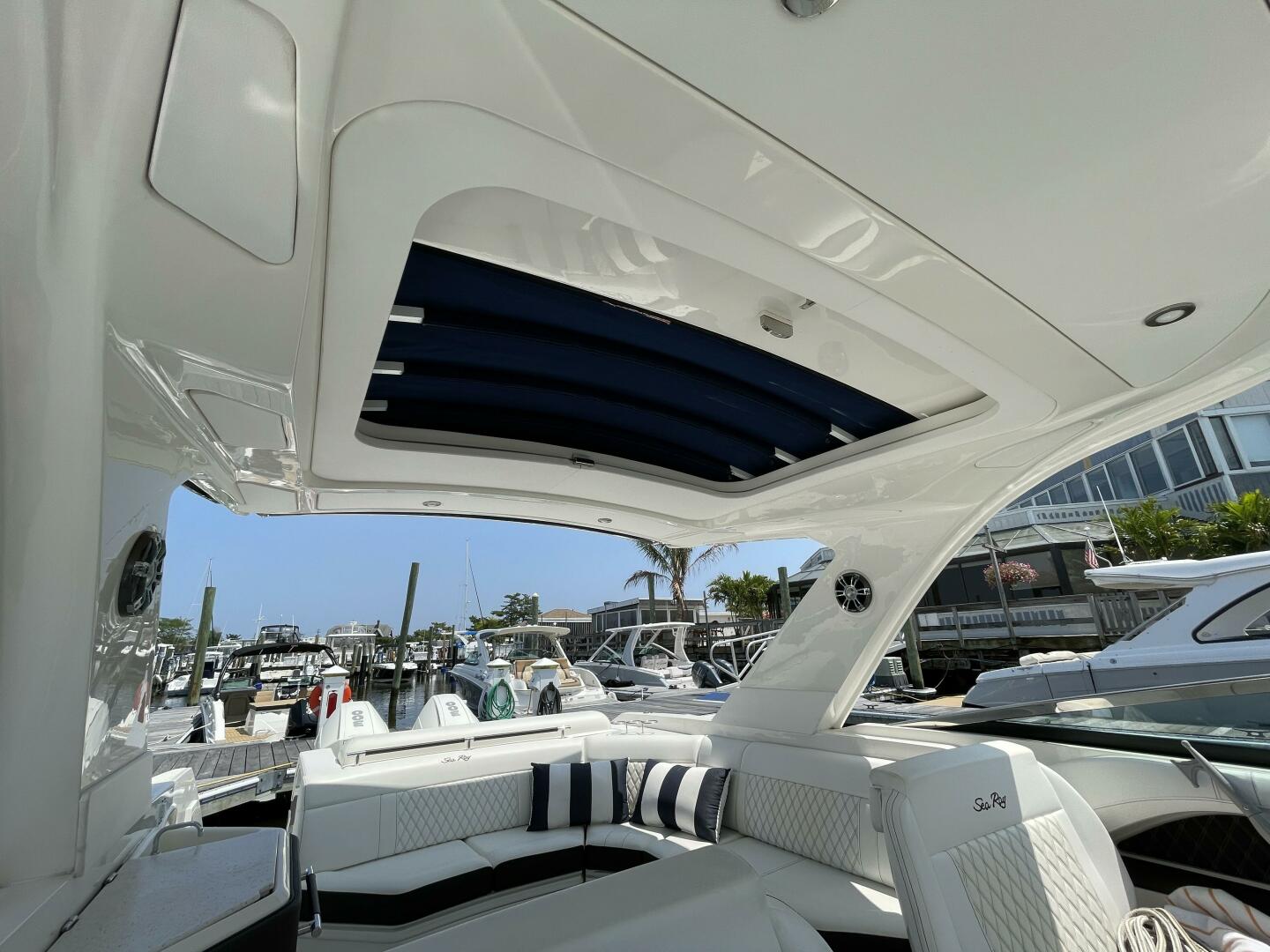 Slide: The Image of Sea Ray 310 SLX OB 2019 - 19