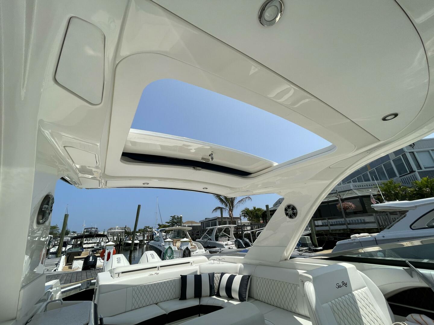 Slide: The Image of Sea Ray 310 SLX OB 2019 - 20