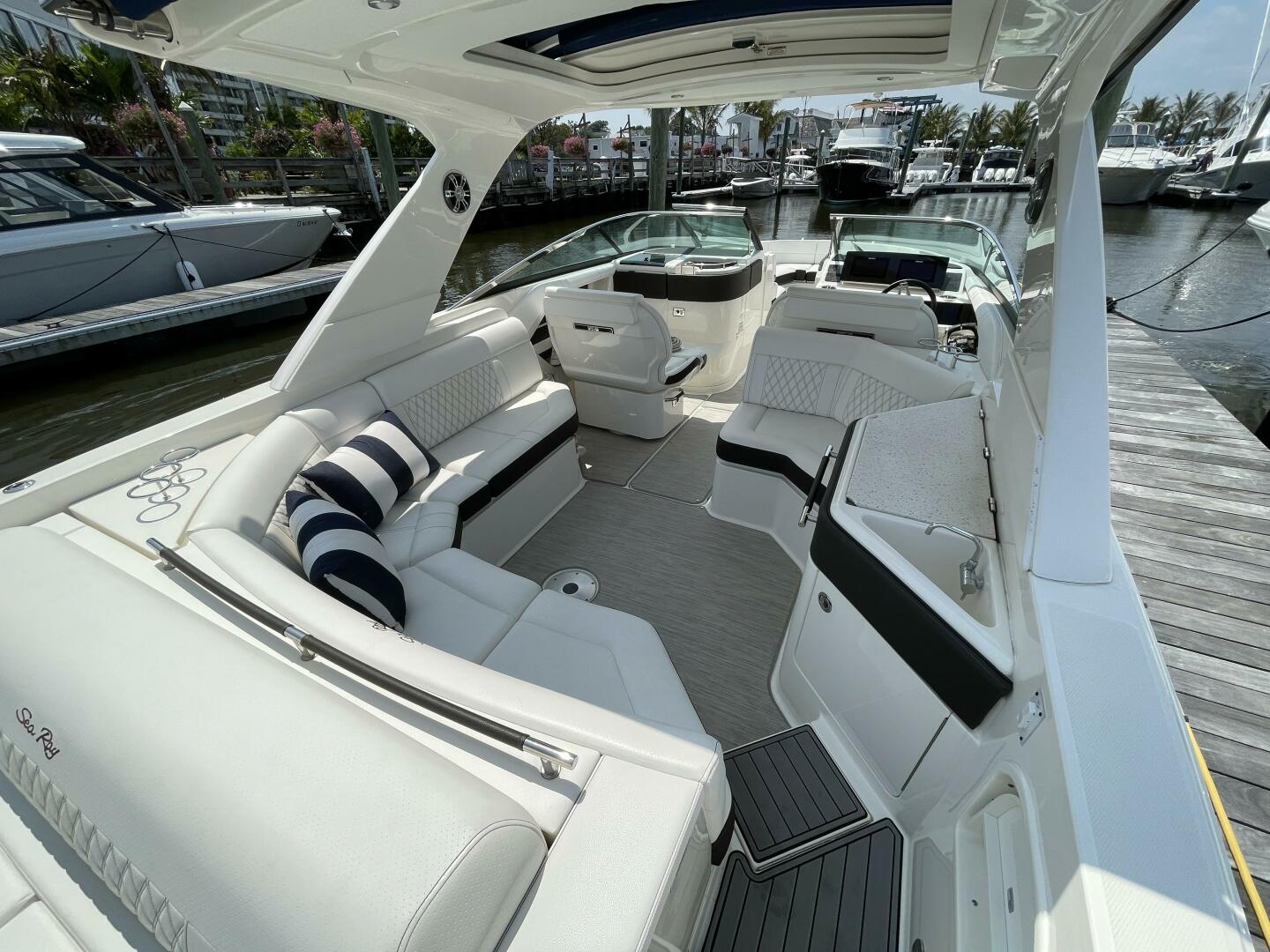 Slide: The Image of Sea Ray 310 SLX OB 2019 - 21