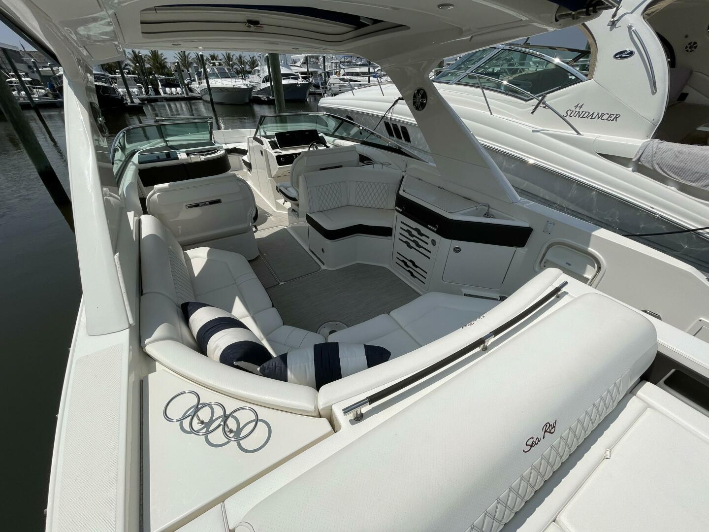Slide: The Image of Sea Ray 310 SLX OB 2019 - 22