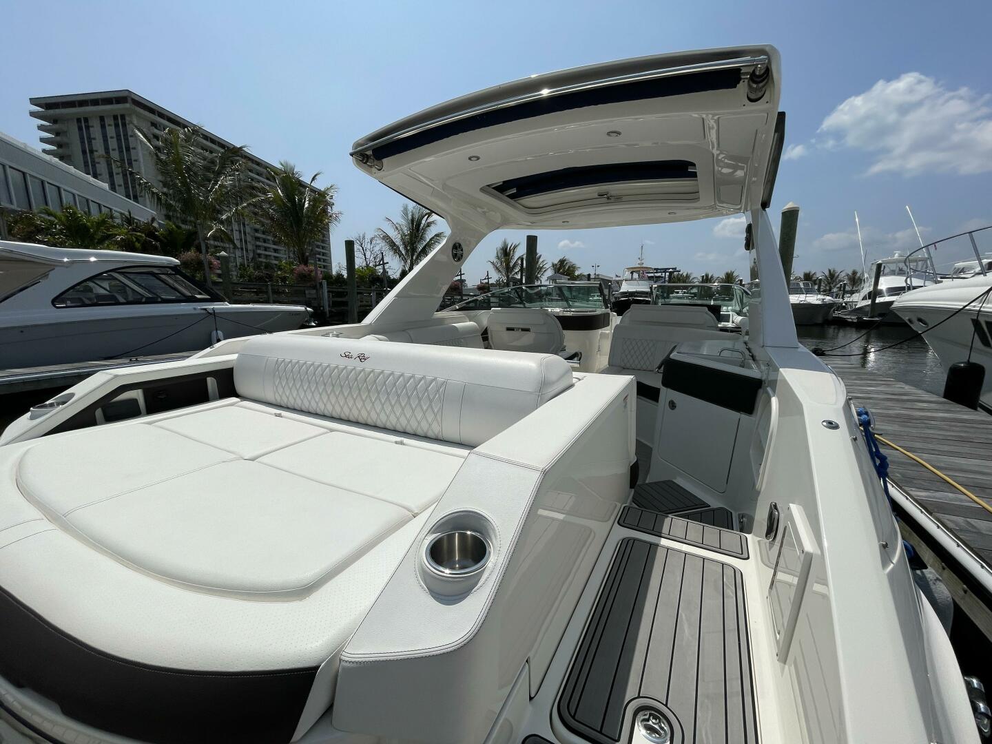 Slide: The Image of Sea Ray 310 SLX OB 2019 - 24