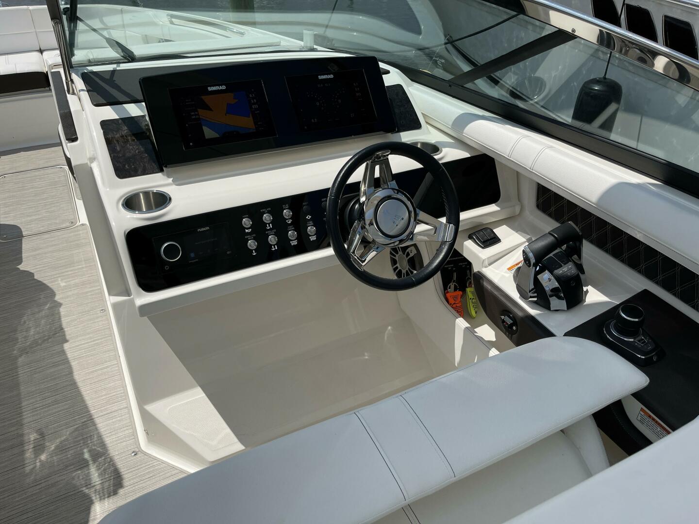 Slide: The Image of Sea Ray 310 SLX OB 2019 - 9