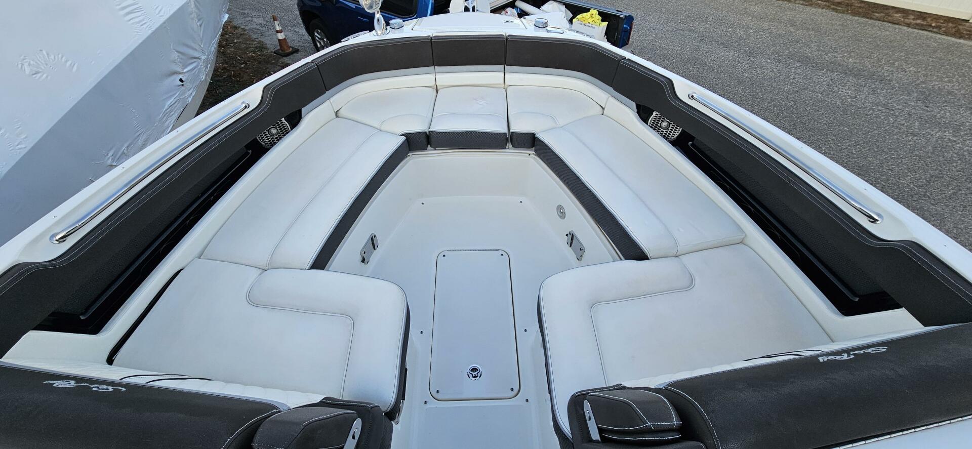 Slide: The Image of Sea Ray 310 SLX Outboard 2017 - 5107582