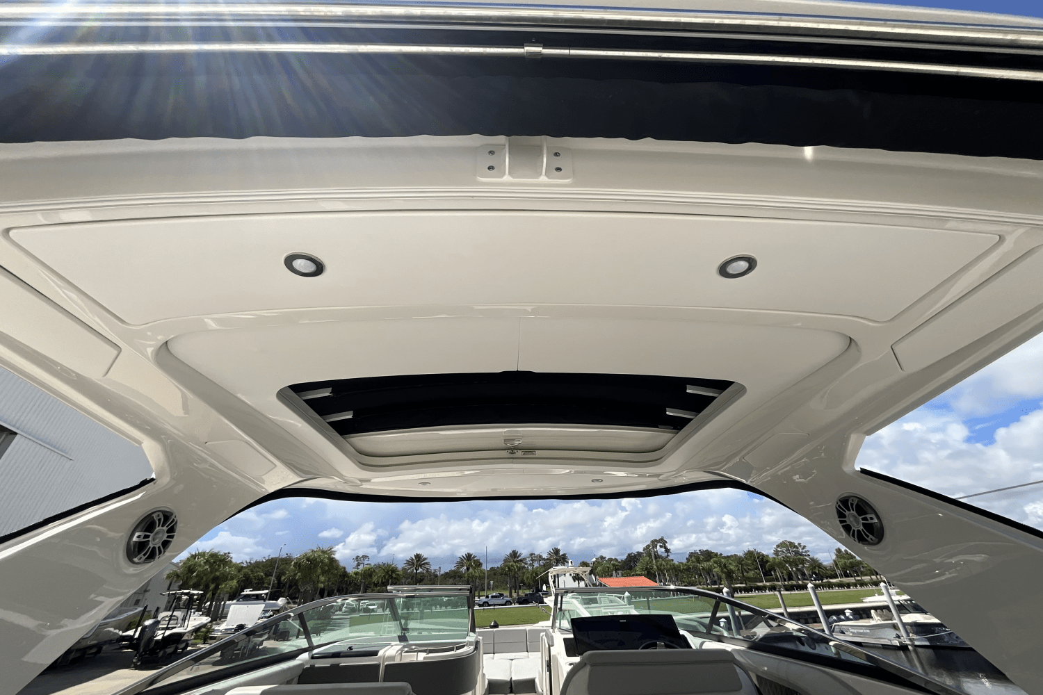 Slide: The Image of Sea Ray 310 SLX OUTBOARD 2023 - 13