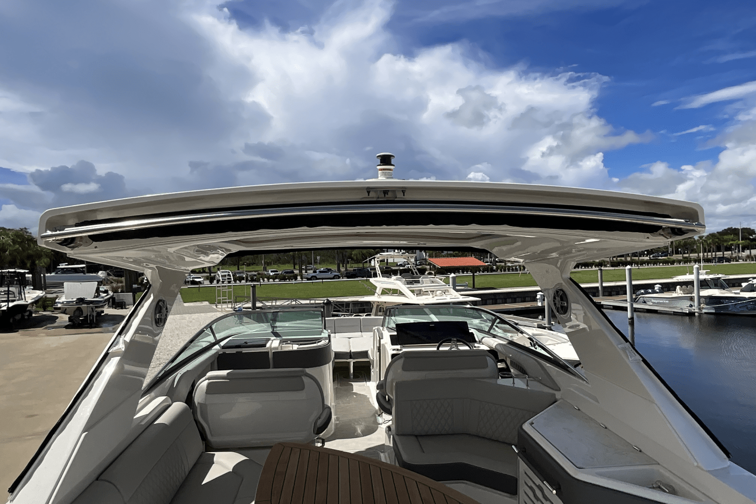 Slide: The Image of Sea Ray 310 SLX OUTBOARD 2023 - 15