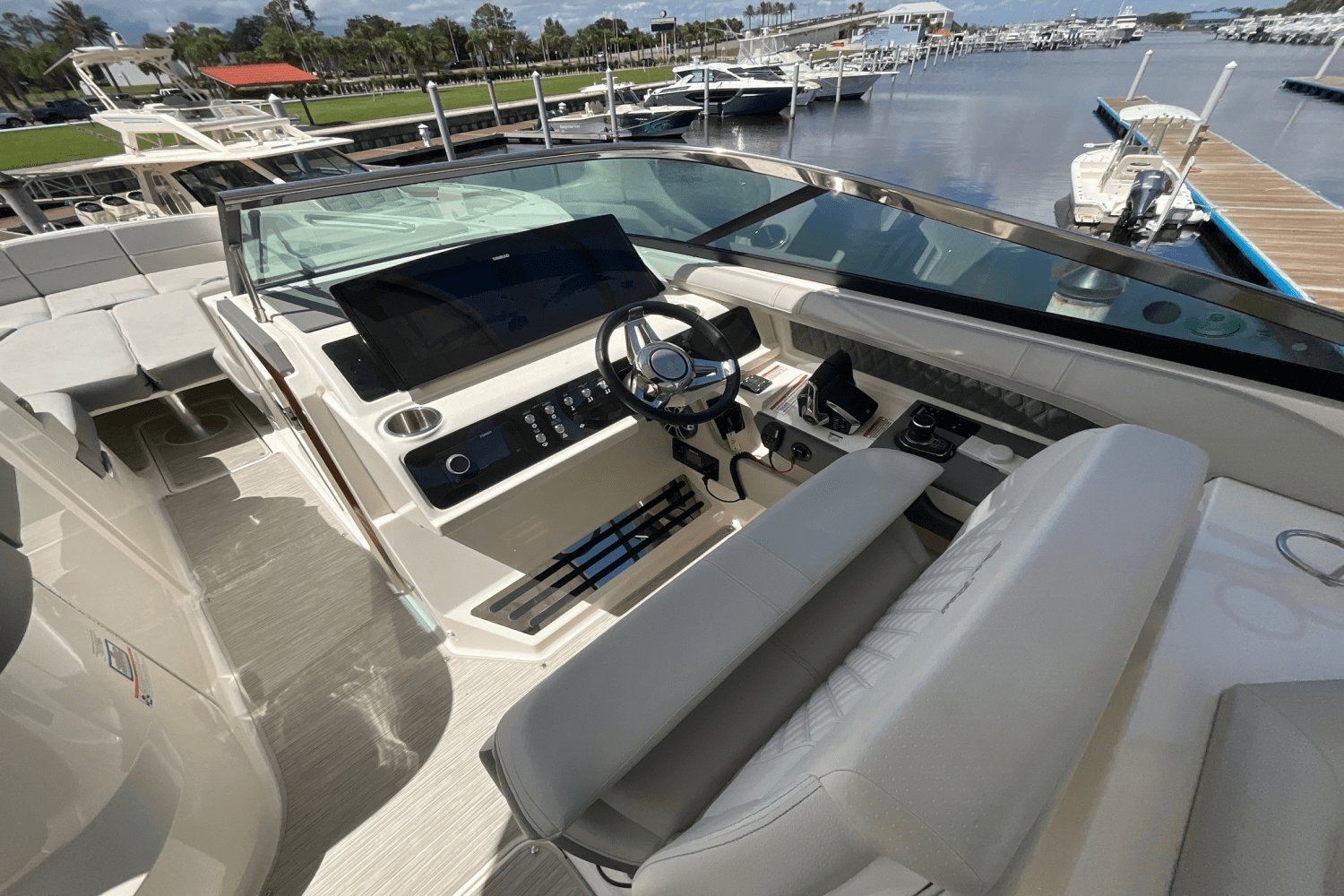 Slide: The Image of Sea Ray 310 SLX OUTBOARD 2023 - 8