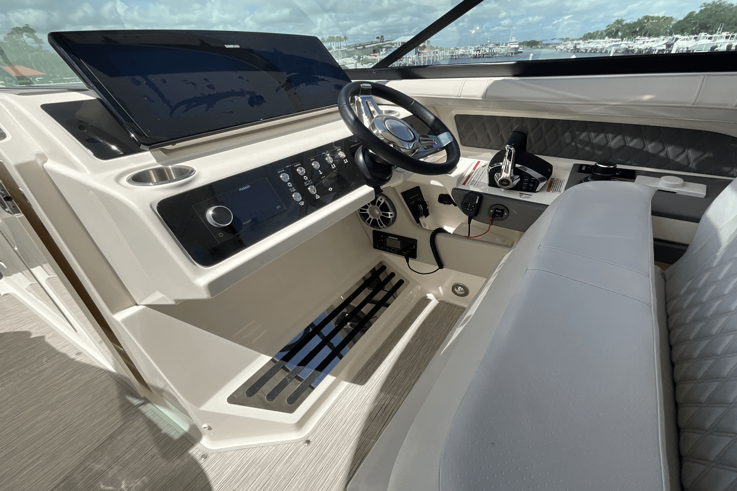 Slide: The Image of Sea Ray 310 SLX OUTBOARD 2023 - 9