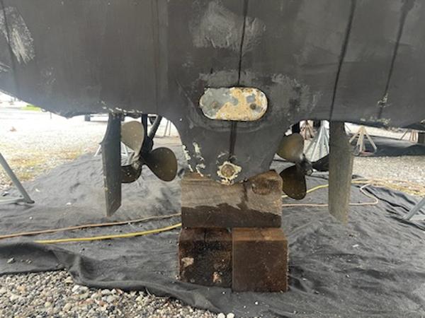 Slide: The Image of 1999 Sea Ray 310 Sundancer boat hull and propellers on blocks. - 4