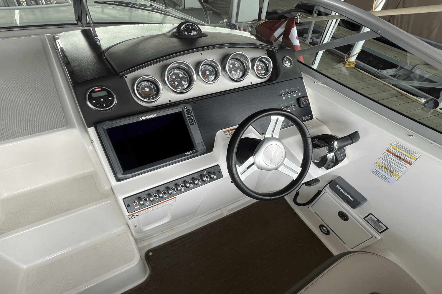 Slide: The Image of Sea Ray 310 SUNDANCER 2015 - 10