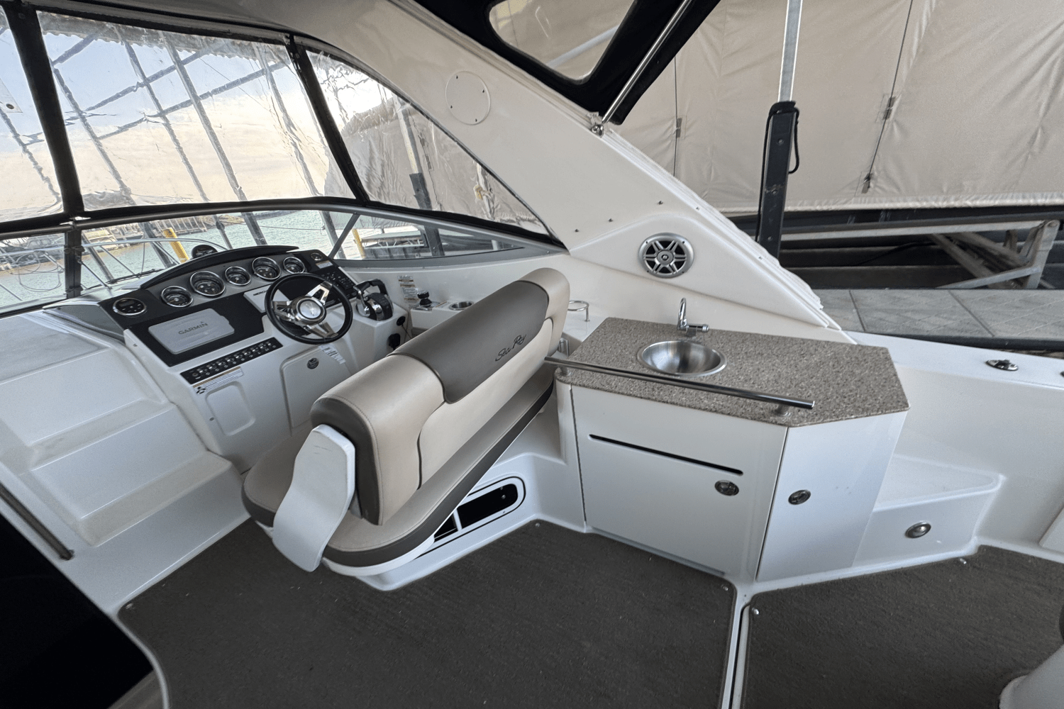 Slide: The Image of Sea Ray 310 SUNDANCER 2015 - 10