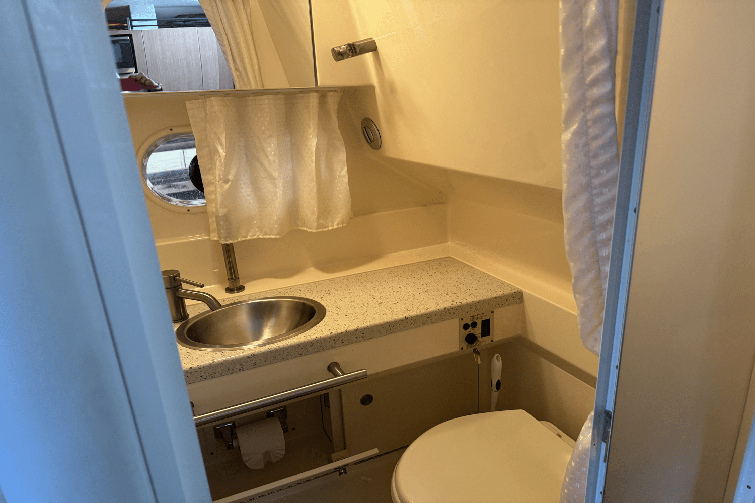Slide: The Image of Sea Ray 310 SUNDANCER 2015 - 13