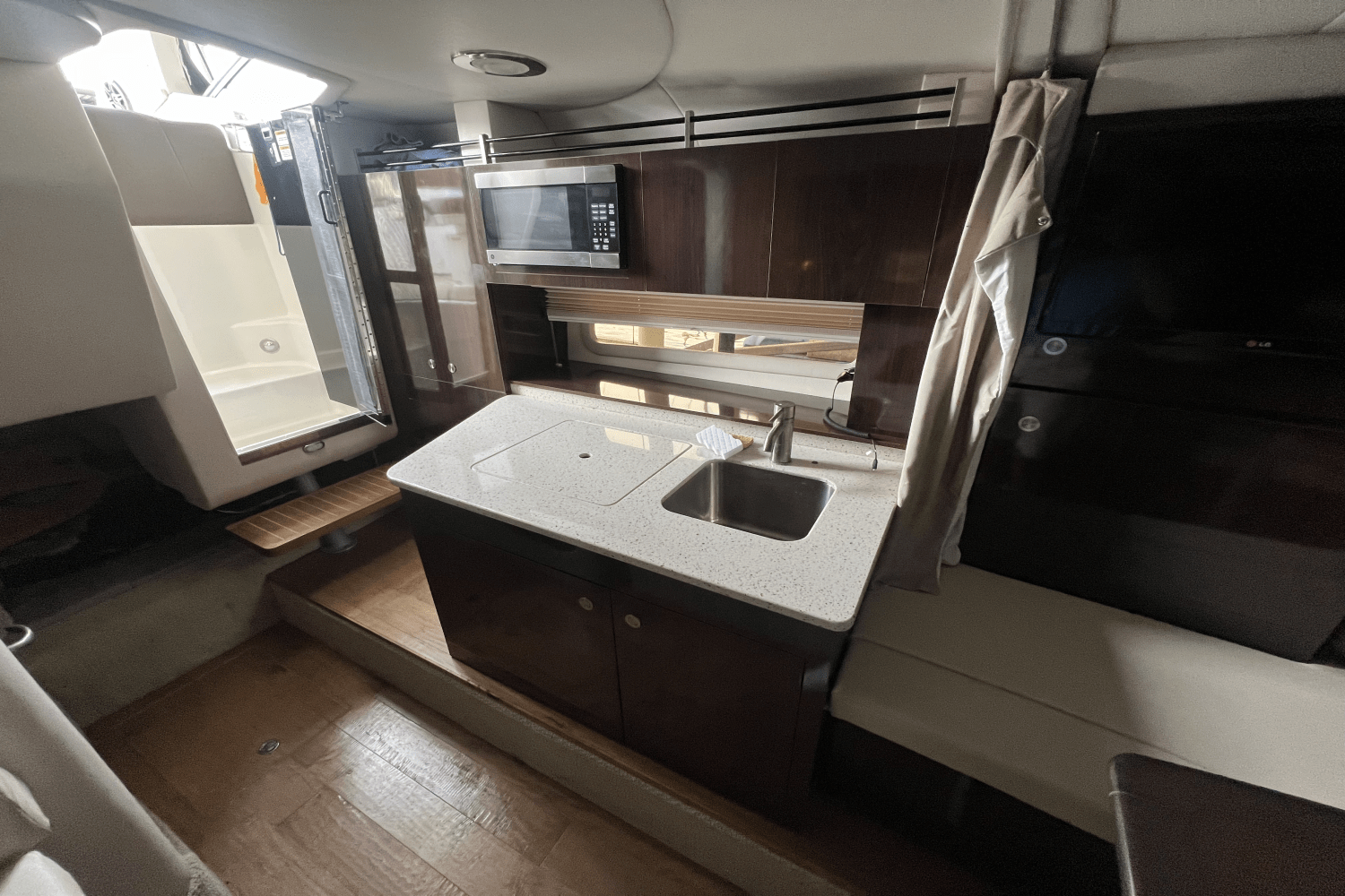 Slide: The Image of Sea Ray 310 SUNDANCER 2015 - 16
