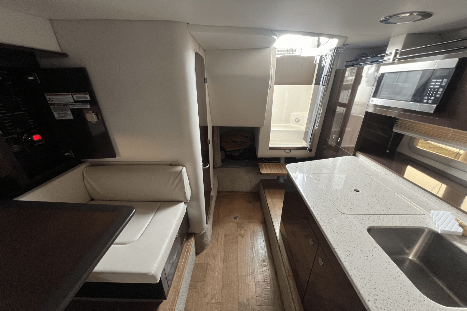 Slide: The Image of Sea Ray 310 SUNDANCER 2015 - 17