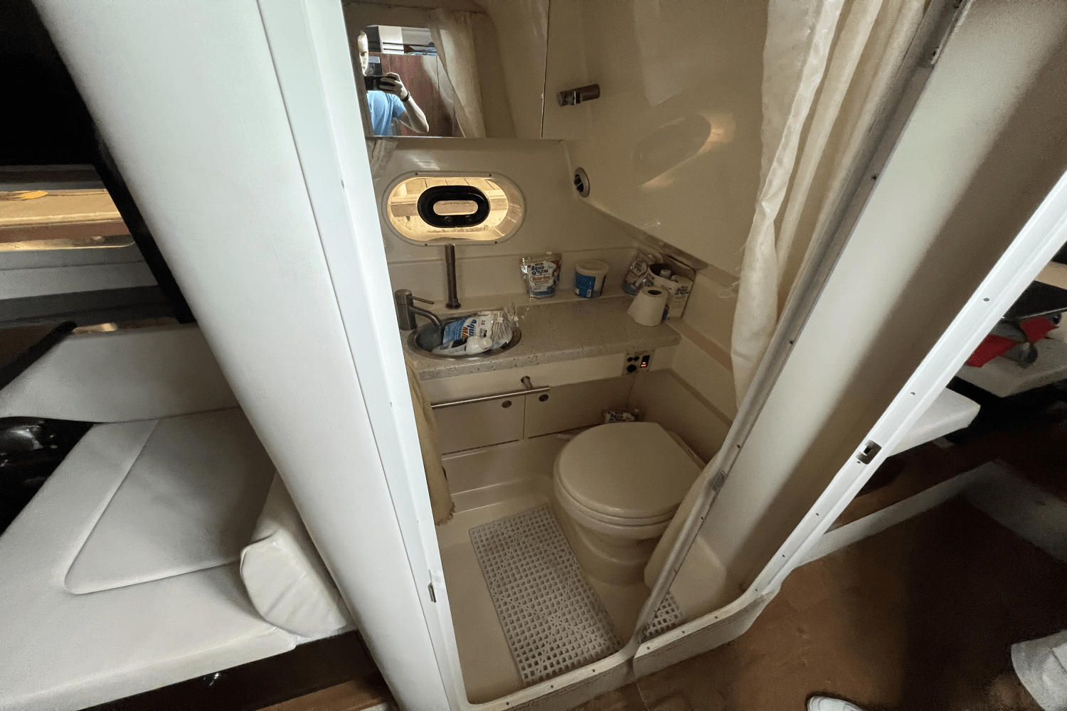 Slide: The Image of Sea Ray 310 SUNDANCER 2015 - 18
