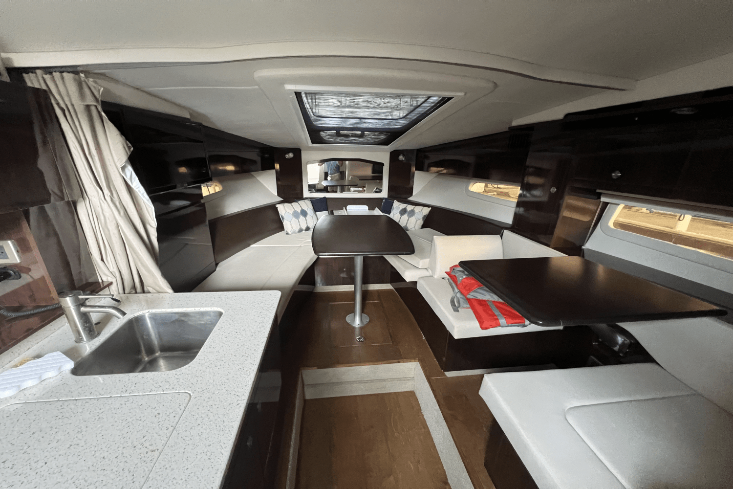 Slide: The Image of Sea Ray 310 SUNDANCER 2015 - 19