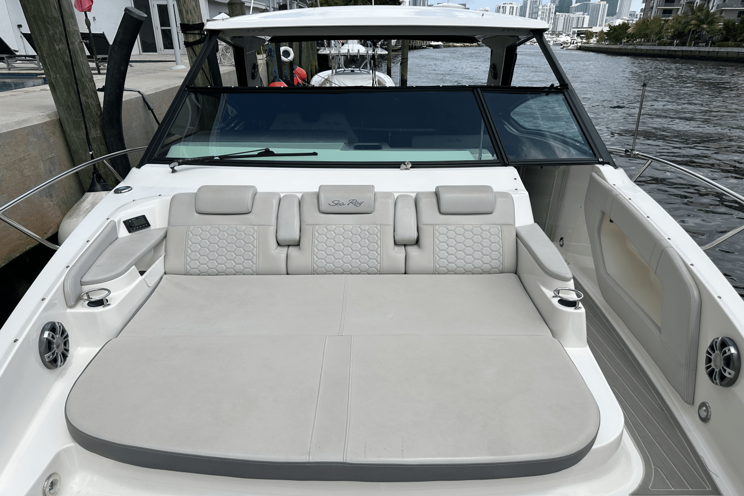 Slide: The Image of Sea Ray 320 DA-OB 2023 - 10
