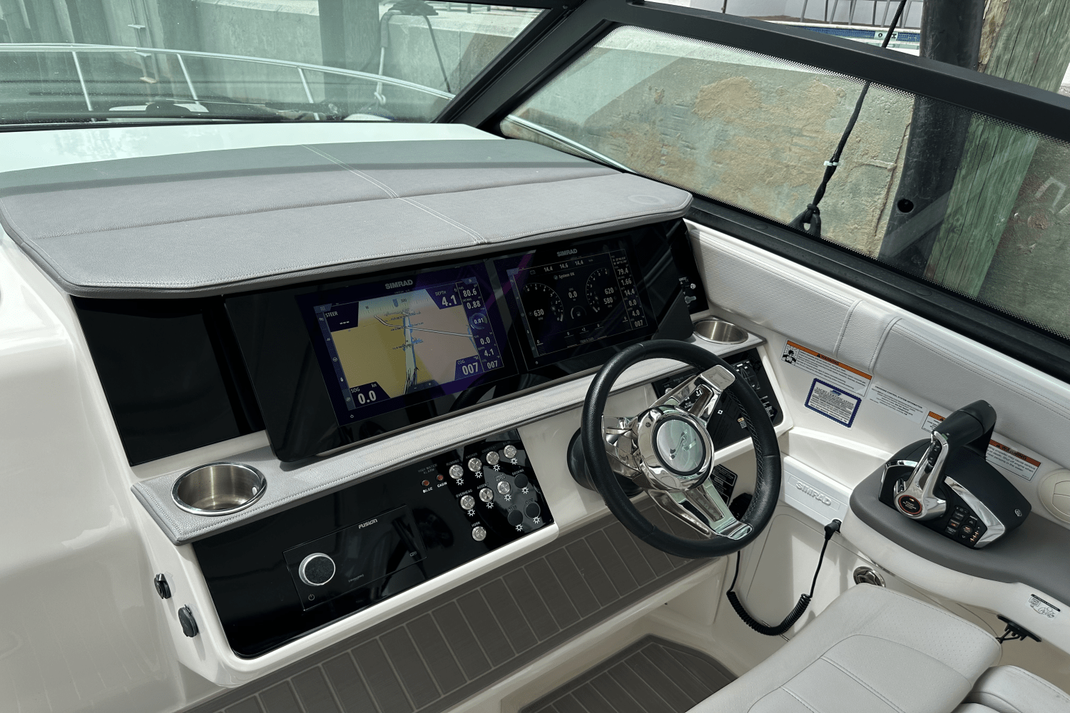 Slide: The Image of Sea Ray 320 DA-OB 2023 - 12