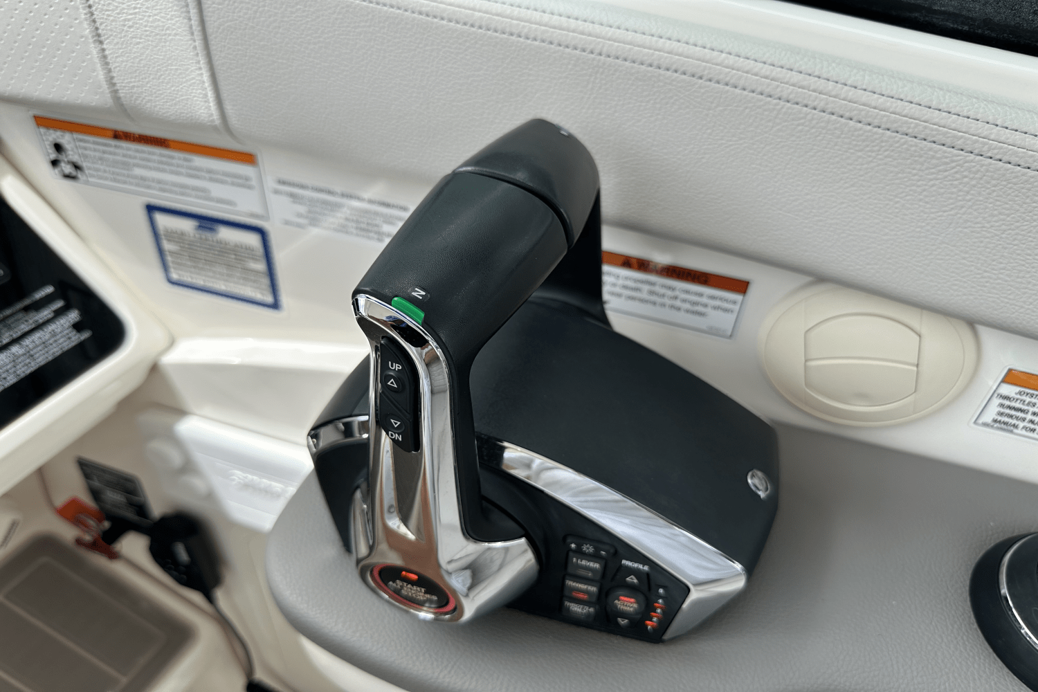 Slide: The Image of Sea Ray 320 DA-OB 2023 - 16